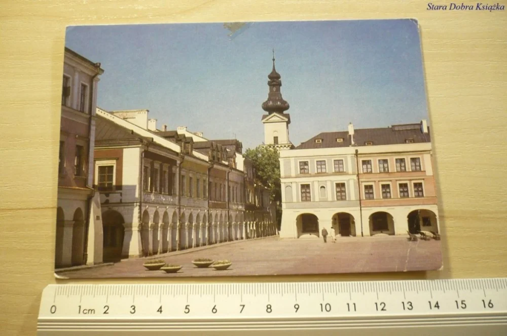 ZAMOŚĆ. KAMIENICZKI W RYNKU WIELKIM; W GŁEBI WIEŻA Sprawdź teraz