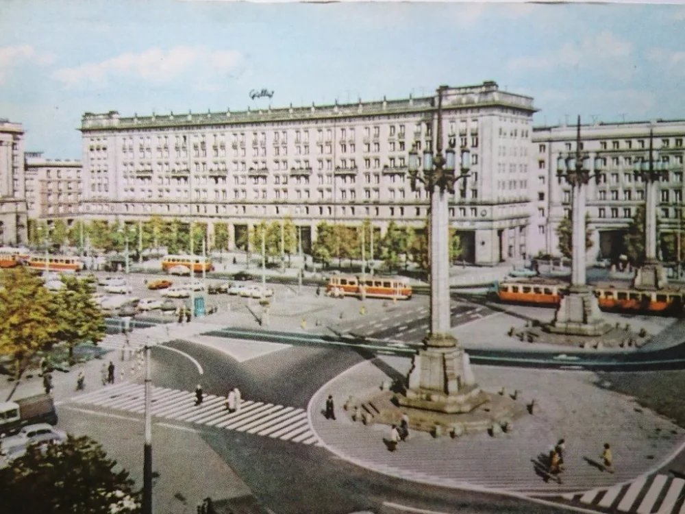 WARSZAWA. PLAC KONSTYTUCJI Ostatnie sztuki