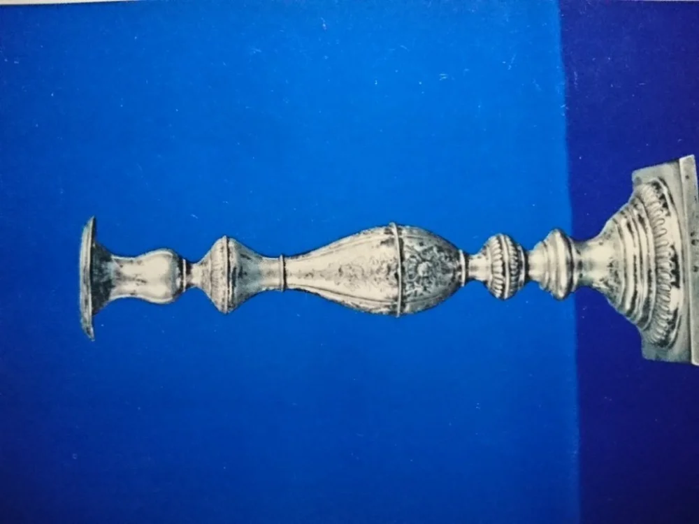 ŚWIECZNIK STOŁOWY. SREBRO TRYBOWANE WYS. 31,5 CM Dodaj do koszyka